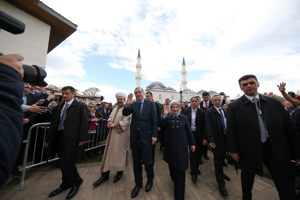 Cumhurbaşkanı Recep Tayyip Erdoğan, Amerika Diyanet Merkezi’nin açılışında yaptığı konuşmasında, “Terörist insanlığa karşı işlediği suçlar sebebiyle bu sıfatı hak eden kişidir. 11 Eylül’de bir avuç teröristin ABD’ye yaşattığı acı ve dehşetin faturasının t Cami2,-iyKZ5UnIkeBETyhAIFbzg
