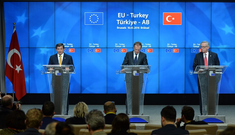 Başbakan Ahmet Davutoğlu, "Bugün iki sebepten dolayı tarihi bir gün. İlk olarak bugün Türkiye'de Şehitler Günü. Bugün tarihi bir gün, çünkü Türkiye ve AB arasında bir anlaşmaya vardık" dedi. 20160318-2-14836378-6441256,UybXCiUJQEyo6p8_3nyPrg