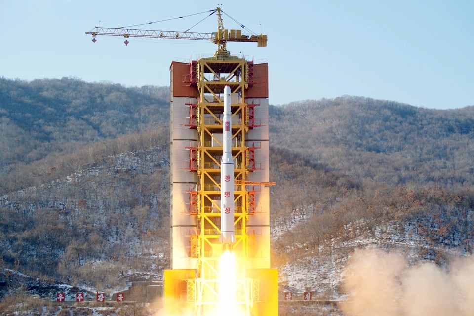 Kuzey Kore, bir süre önce uzaya göndereceğini ilan ettiği uzun menzilli füzeyi bugün ateşledi. Olaya ABD ve komşu ülkelerden tepki geldi. 2016-02-07t071206z-1328543980-gf10000299150-rtrmadp-3-northkorea-satellite,EE2qhwNgekKkV1aEgOvgUQ
