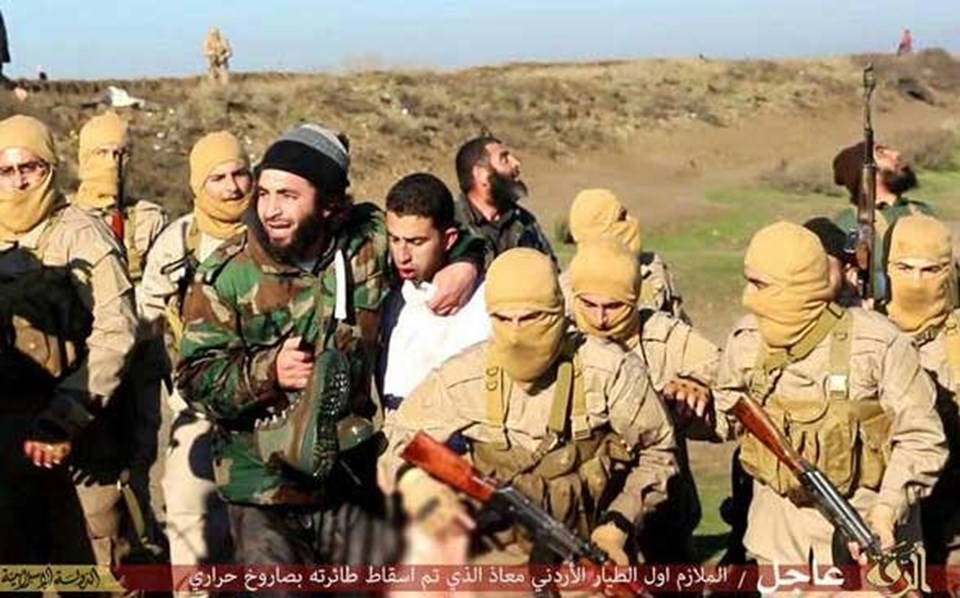 Terör örgütü IŞİD savaş uçağı düşürdüğünü ve Ürdünlü pilotu esir aldığını ileri sürdü. <br /> <br /> 