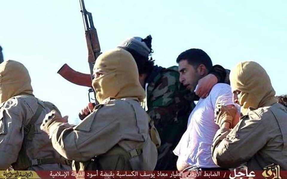 Ürdünlü pilotun IŞİD militanları tarafından yakalanıdğı anın fotoğrafları sosyal meydayada paylaşıldı. <br /> <br /> 