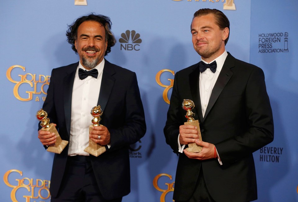 DiCaprio ile yönetmeni Alejandro Gonzalez Inarritu. 4 kez Oscar adayı olup bu ödülü hiç kazanamayan Leonarda DiCaprio bu kez Oscar için de akademiye  işareti verdi...

