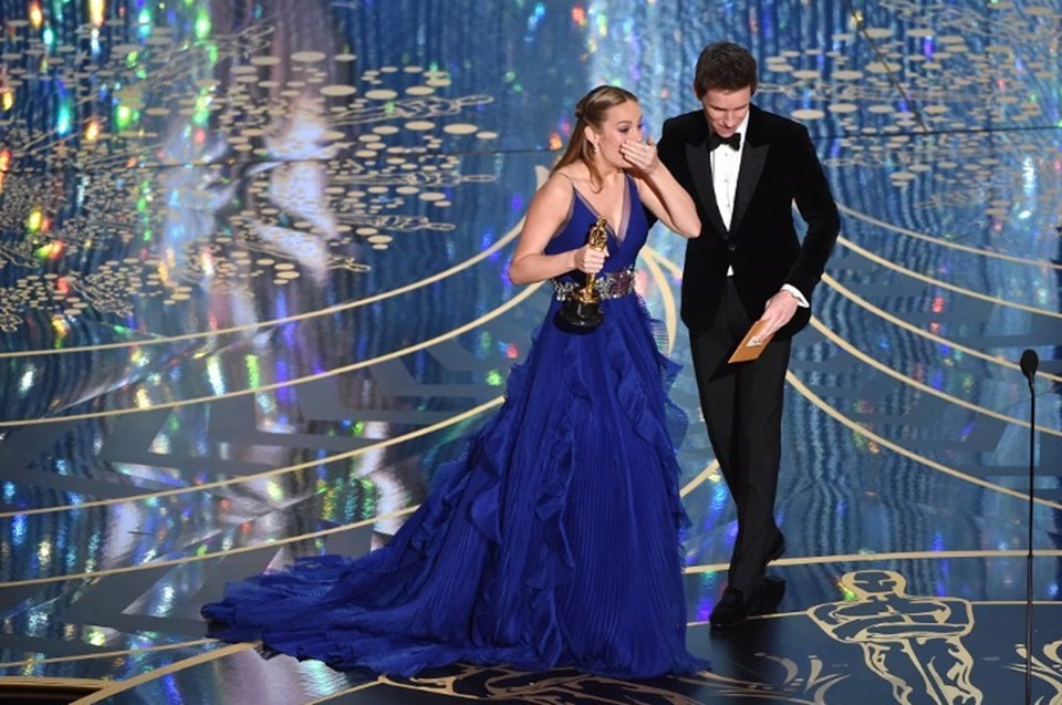 Brie Larson ödülünü aldıktan sonra sevincini gizleyemedi.
