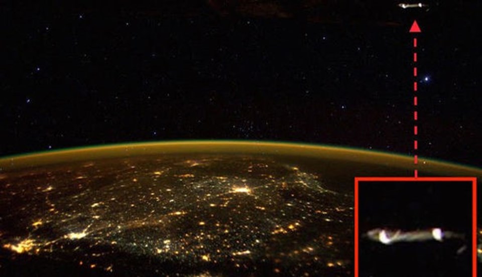 Kosmonavtın Twitter-də paylaşdığı şəkildə uçan naməlum obyekt görünür