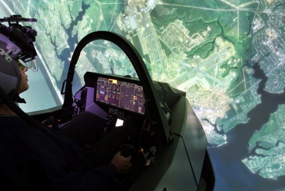 Scheuermann,  beynine yerleştirilen elektrotlar sayesinde  F-35 Lightning II simülatörünü kullandı.