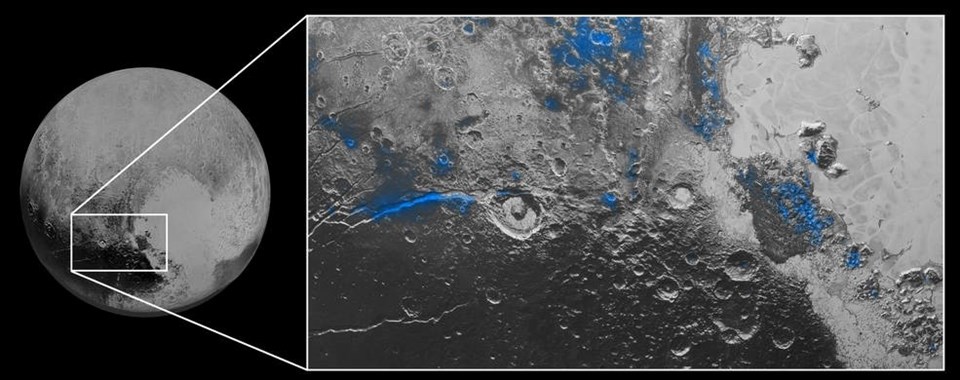 Fotoğraf, Plüton'da mavi gökyüzü ve donmuş su (buz) olduğunu gösteriyor.
