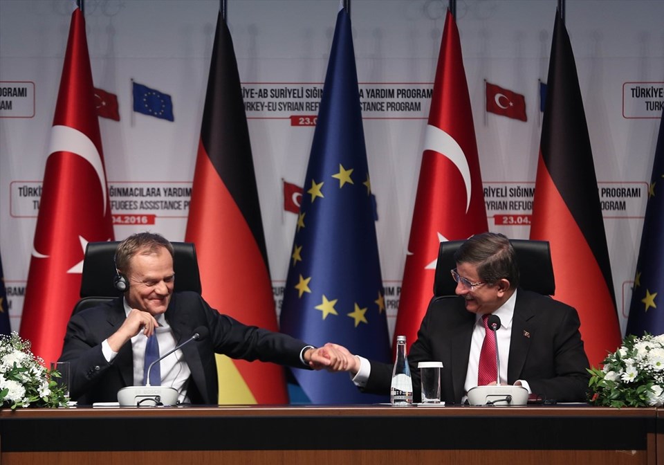 Gaziantep'te mültecileri ziyaret eden Ahmet Davutoğlu, Merkel, Timmermans ve Tusk ortak basın açıklaması yaptı. Ahmet Davutoğlu, "Geri Kabul Anlaşması ancak vize muafiyeti ile birlikte uygulanır" dedi. Tusk,B0e78hXa0UC8qWWzISIL4Q