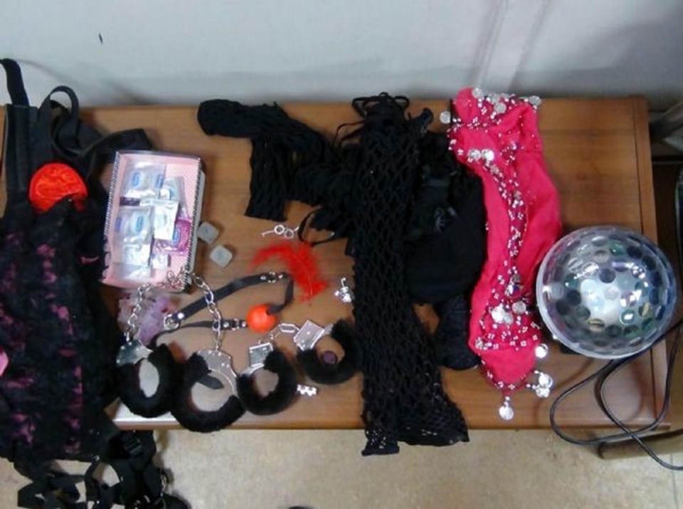 Darja M.'in çantasından çıkan iç çamaşırı, fantezi zarı, prezervatif, kelepçe ve dansöz kıyafeti
