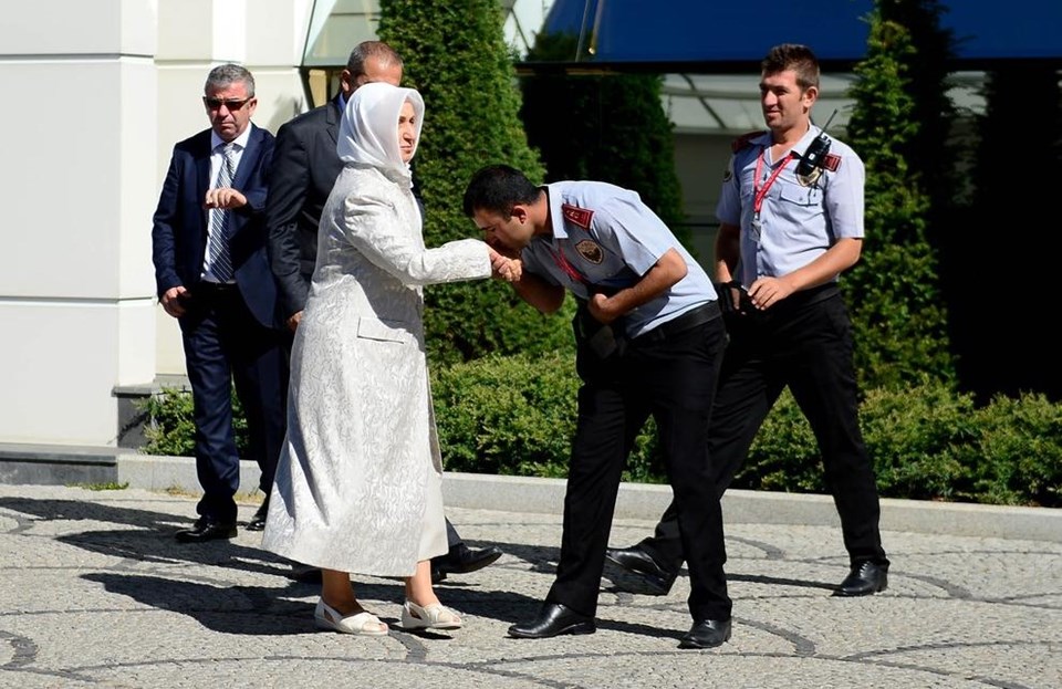 Holding merkezine gelen anne Melek İpek, çalışanlar tarafından karşılandı.
