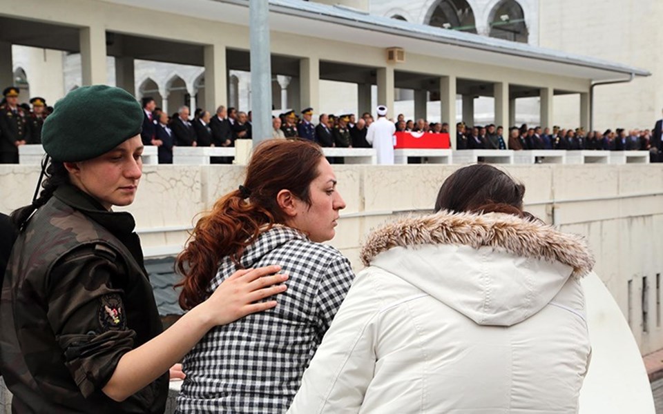 Yüksekova'da şehit olan polis Murat Yatarkalkmaz'ın cenazesi Ankara'da gözyaşları arasında toprağa verildi. Törene katılan şehidin ablası Gözde Sakınç’ın dün akşam bir kız çocuğu dünyaya getirirken, acı haber kendisine bu sabah saatlerinde verilerek karde Cenzzee,No-AUFubi0WZbaZuE_vJfA