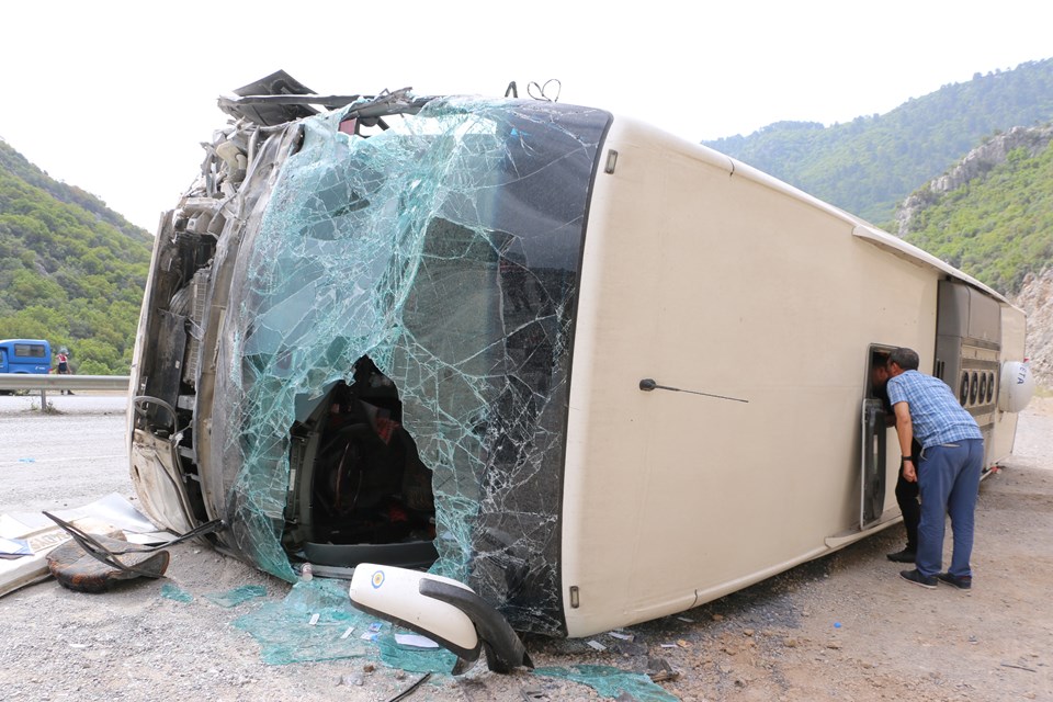 Antalya’da yolcu otobüsü devrildi: 1 ölü, 9 yaralı 20160603-2-17240268-10908702,puQsyqDbUUichxONGNCrJQ