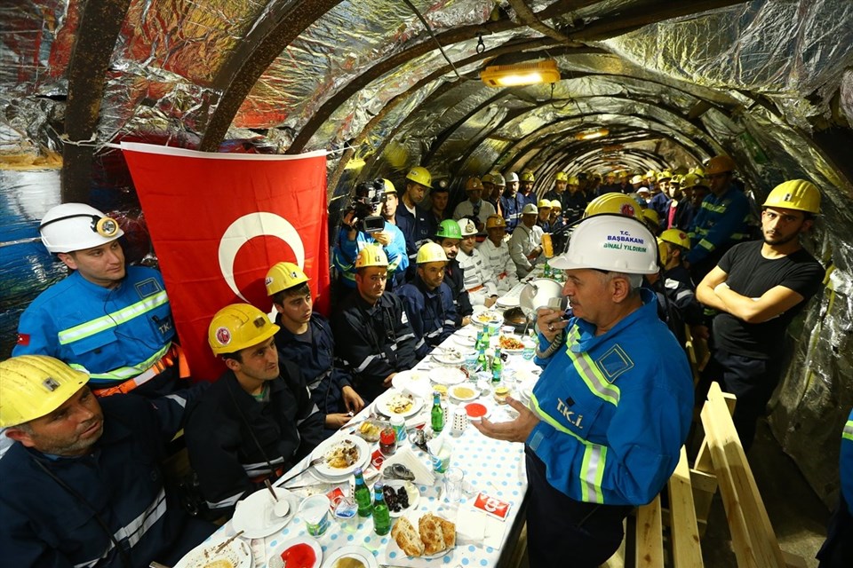 Başbakan Binali Yıldırım, madene inerek yerin 400 metre altında işçilerle iftar yaptı.