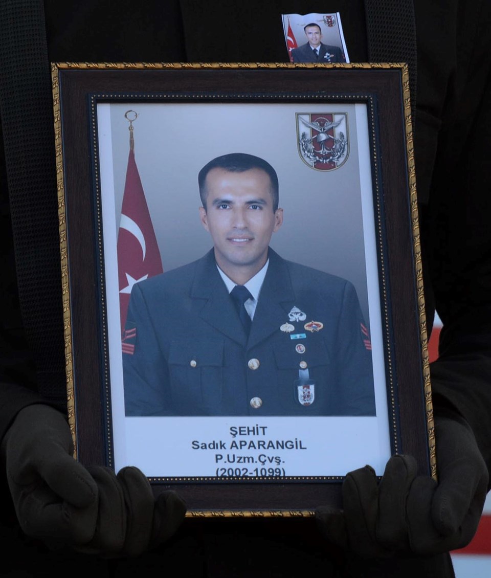 Hakkari'de dün şehit olan iki asker bugün memleketlerinde son yolculuklarına uğurlandı. Ardahan ve Sinop'taki cenaze törenlerinde hüzün hakimdi. Sehit-uzman-11-05-15,kHwTowINwki7Ctu00gr5uA
