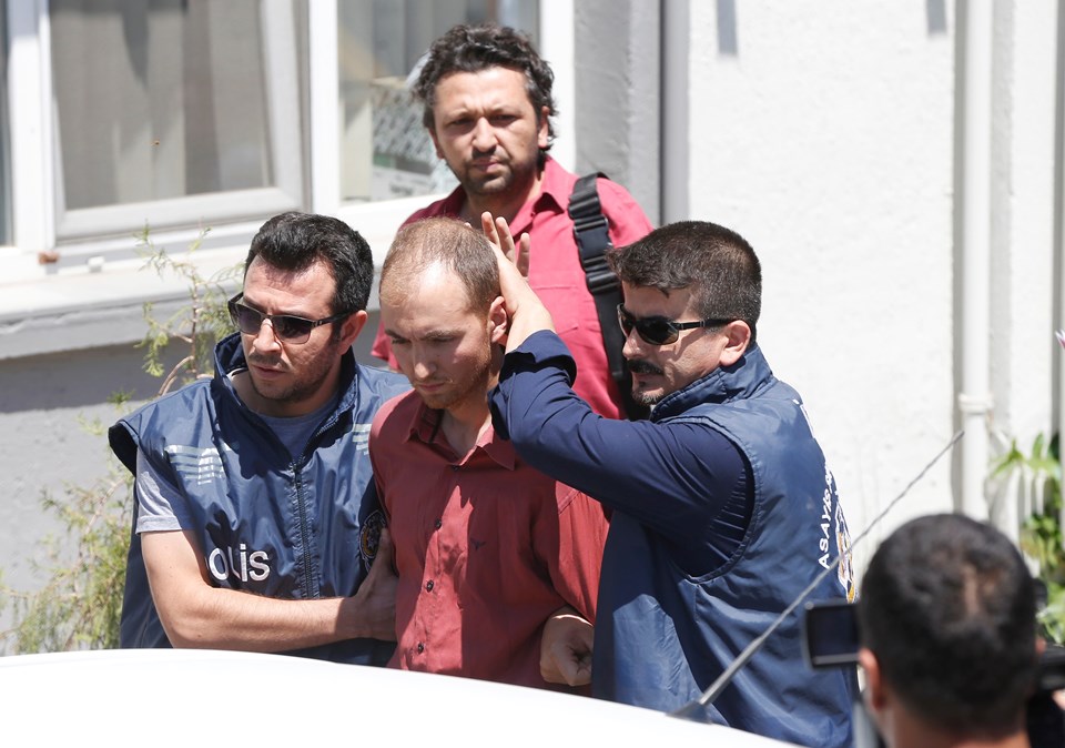 3 cinayet ve 1 kayıp olayının zanlısı olarak aranan Atalay Filiz, İzmir Menderes'te yakalandı. Zanlının üzerinden 2 komando bıçağı, sahte kimlikler ve yüklü miktarda para çıktı. 20160612-2-17466070-11259663,JcfwCscIw0yxe3UKTVr-Og