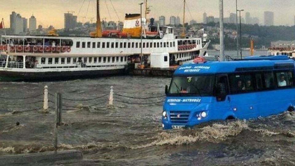 Üsküdar'da yağışlar denizle karanın birleşmesine neden olmuş, vapur ve minibüsün aynı kare içindeki fotoğrafı sosyal medyada oldukça ses getirmişti.