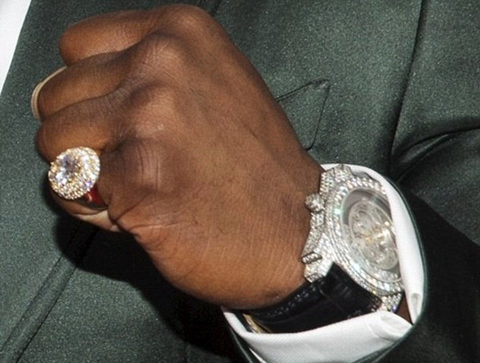50 Cent partide taktığı pırlanta saat ve yüzük ile dikkat çekti.