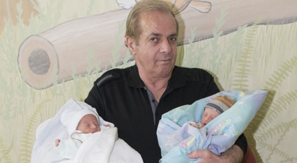Yaşlı baba, Eldion ve Elmedin adını verdikleri ikiz bebeklerinin olmasından mutlu olduğunu söylüyor.