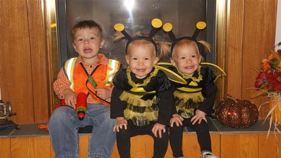 İki yaşındaki ikizler Jenna ve Jillian ile üç yaşındaki ağabeyleri Jaxon cadılar bayramı kostümleriyle...